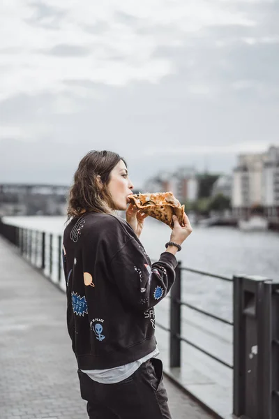Jeune Belle Femme Mangeant Une Tranche Pizza Dans Rue Ville — Photo