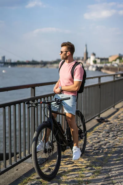 Bisiklete binen genç adam.