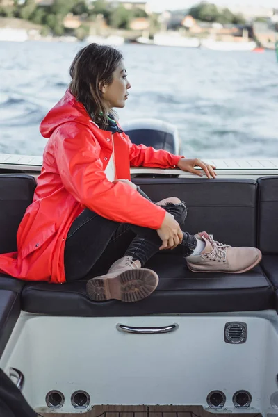 赤いレインコートの美しい若い女性の乗り物プライベート ヨット ストックホルム スウェーデン — ストック写真