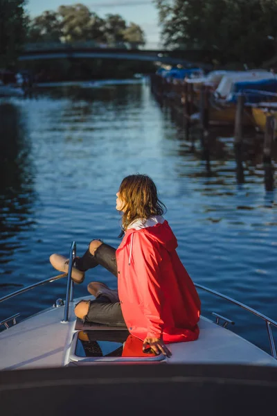 Krásná Mladá Žena Červené Pláštěnce Vyjížďky Jachtou Stockholm Švédsko — Stock fotografie