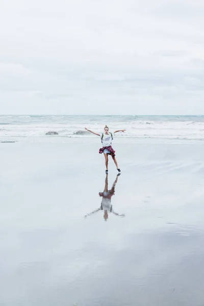 Jovem Mulher Atraente Andando Longo Costa Oceano Uma Praia Areia — Fotografia de Stock