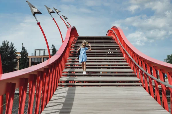 Mooi Meisje Een Blauwe Jurk Poseren Brug — Stockfoto