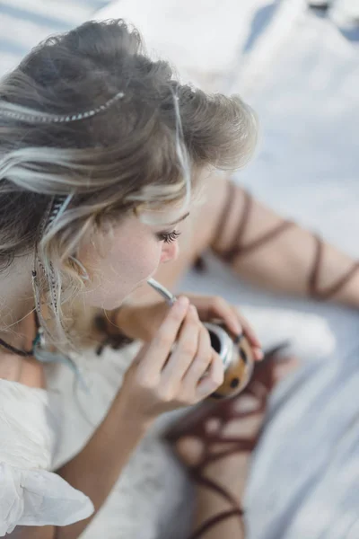 Bella Ragazza Hippie Indiano Con Lunghi Capelli Biondi Sul Tetto — Foto Stock