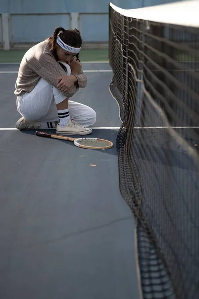 Tenis Oynayan Genç Bir Kadın — Stok fotoğraf
