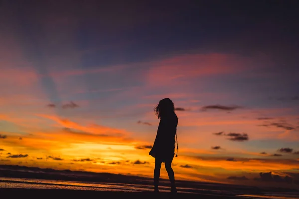 Gente Playa Atardecer Chica Está Saltando Sobre Telón Fondo Del — Foto de Stock