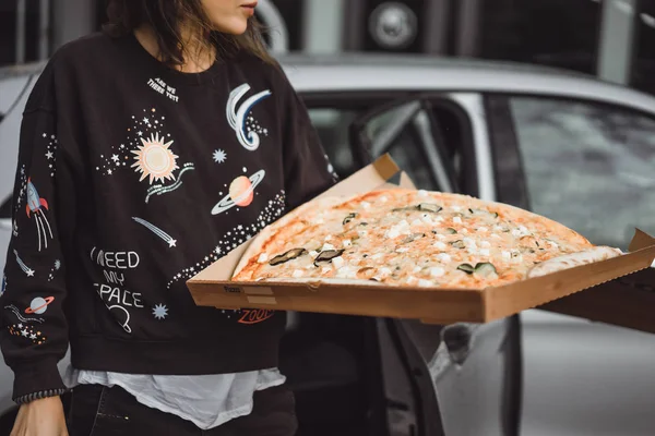 Jeune Belle Femme Mangeant Une Tranche Pizza Dans Rue Ville — Photo