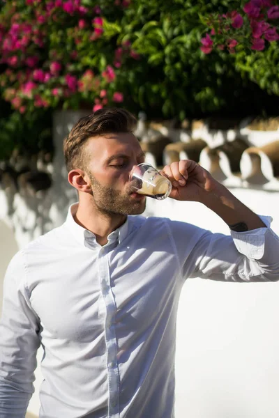 Άνδρας Λευκό Πουκάμισο Πίνει Καφέ Εξωτερικούς Χώρους Καλοκαίρι — Φωτογραφία Αρχείου