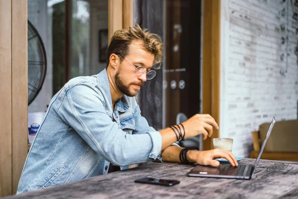 Młody Atrakcyjny Biznes Człowiek Café Działa Laptopie Pije Kawę — Zdjęcie stockowe