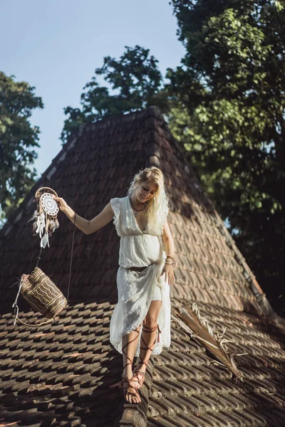屋根の上のインドの少女 夢のキャッチャー 美しいブロンドの女の子夢のキャッチャー — ストック写真