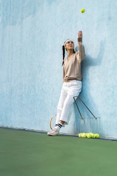 Ung Kvinna Spelar Tennis — Stockfoto