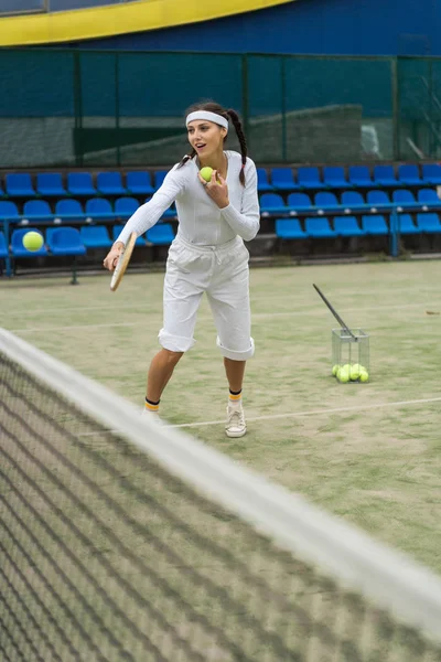 Tenis oynayan genç bir kadın