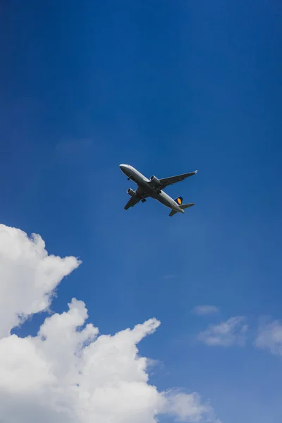 Самолет Летит Голубом Небе — стоковое фото