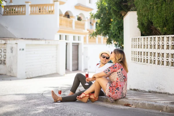 Genç Mutlu Bir Çift Spanya Nın Küçük Sokaklarında Yürüyor Şampanya — Stok fotoğraf