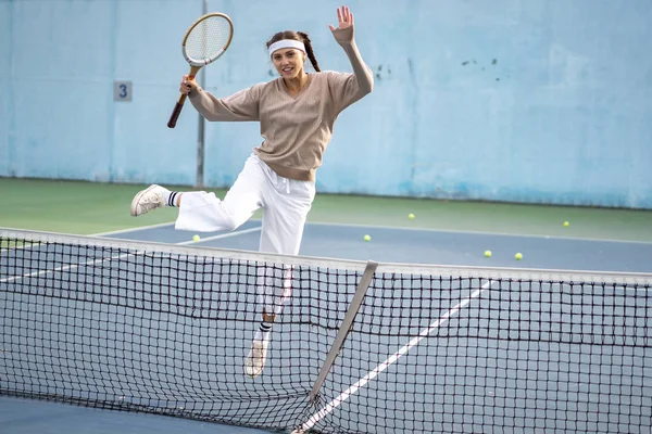 Tenis oynayan genç bir kadın