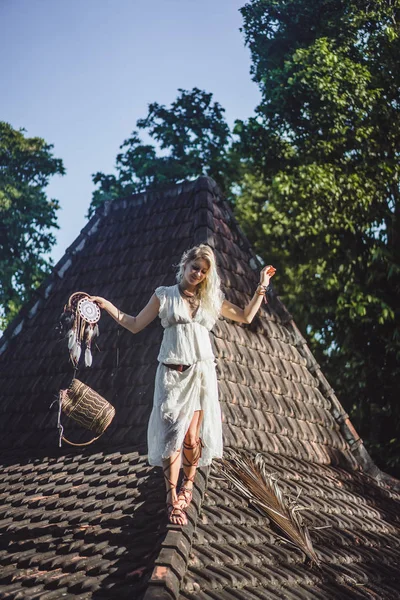 屋根の上のインドの少女 夢のキャッチャー 美しいブロンドの女の子夢のキャッチャー — ストック写真