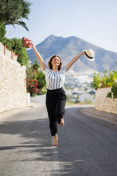 Jeune Belle Femme Vacances Sautant Dans Une Sandales Une Main — Photo