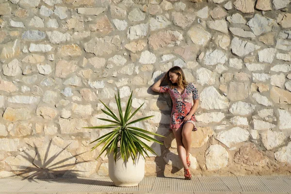 Una Giovane Bella Donna Abito Corto Cammina Strade Una Piccola — Foto Stock