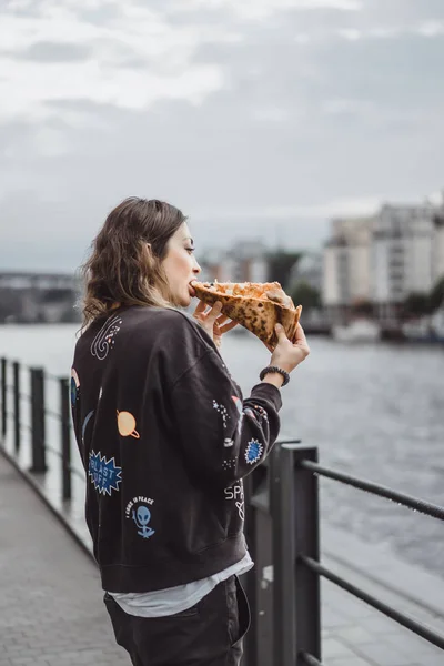 Junge Schöne Frau Isst Ein Stück Pizza Auf Der Straße — Stockfoto