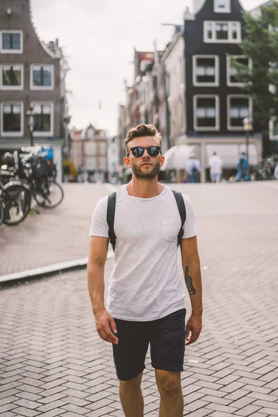 Homme Avec Sac Dos Marche Dans Les Rues Amsterdam — Photo