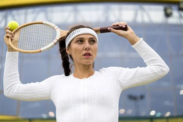 Porträtt Vacker Kvinna Spela Tennis Utomhus — Stockfoto