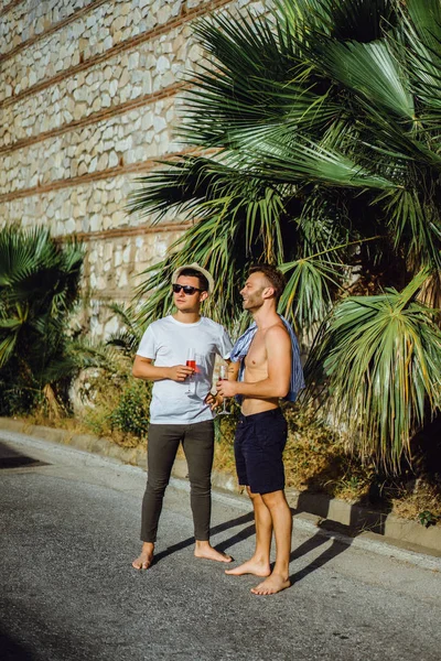 Dos Amigos Jóvenes Con Gafas Champán Fondo Vegetación Tropical — Foto de Stock