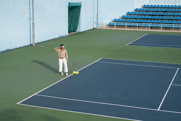 Ung Kvinna Spelar Tennis — Stockfoto