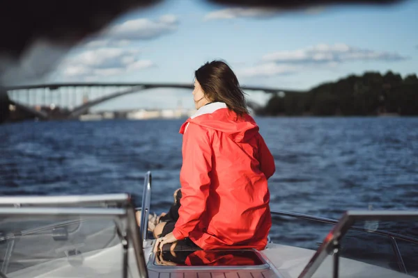 Krásná Mladá Žena Červené Pláštěnce Vyjížďky Jachtou Stockholm Švédsko — Stock fotografie