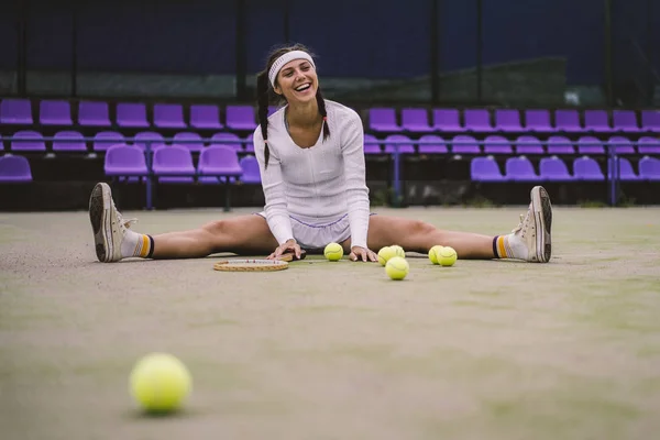 Ung Kvinna Spelar Tennis — Stockfoto