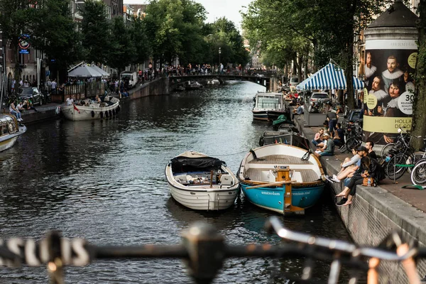 Amsterdam kanalları, tekneler su üstünde yürüyor