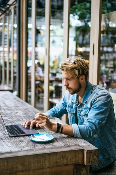 Young Attractive Business Man Cafe Works Laptop Drinks Coffee — Stock Photo, Image