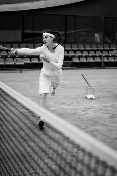 Joven Mujer Jugando Tenis — Foto de Stock