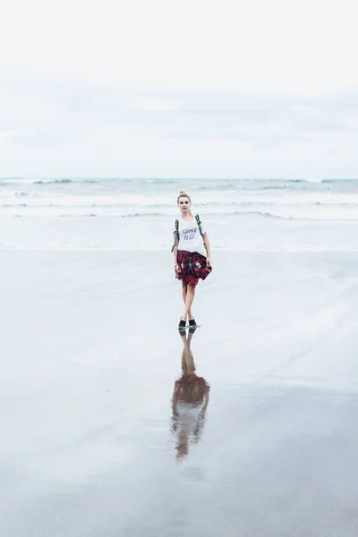 年轻的迷人的女人走在海边的沙滩上 — 图库照片