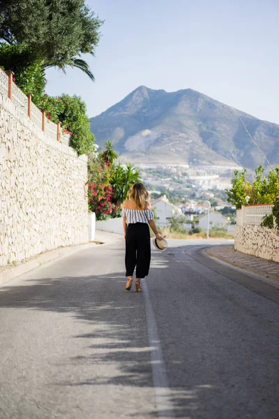 Une Jeune Belle Femme Promène Dans Les Rues Une Petite — Photo