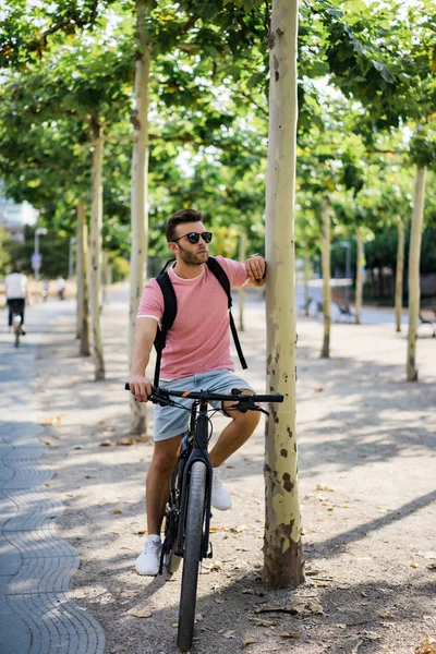 Fiatal Férfi Kerékpározik Utcán — Stock Fotó