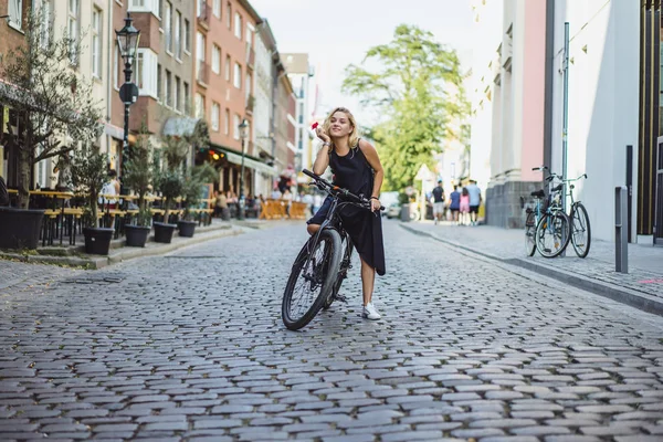 Ung Kvinna Rida Cykel Staden — Stockfoto