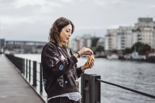 Junge Schöne Frau Isst Ein Stück Pizza Auf Der Straße — Stockfoto