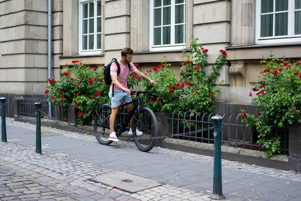 Bisiklete binen genç adam.