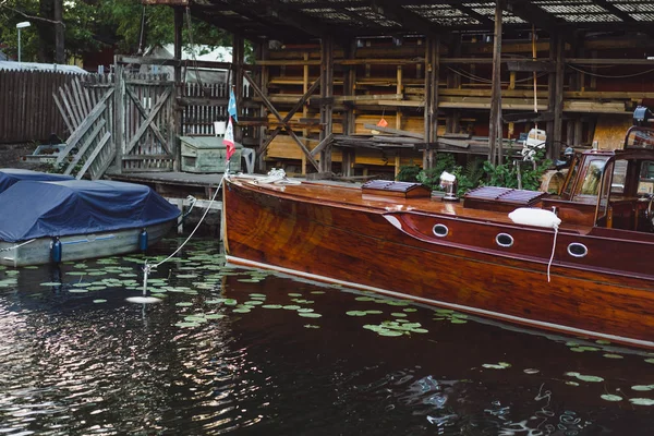 Yelkenli tekneler ve yatlar şehir merkezi Stockholm öndeki iskelede