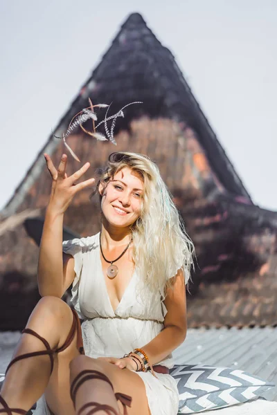 Hippie Ragazza Con Lunghi Capelli Biondi Vestito Sul Tetto — Foto Stock