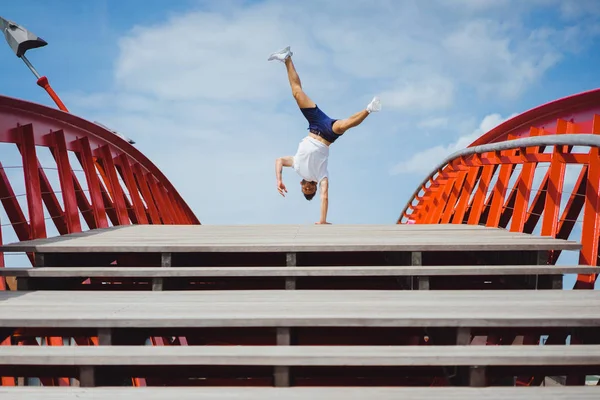 adam köprüde. amut breakdance