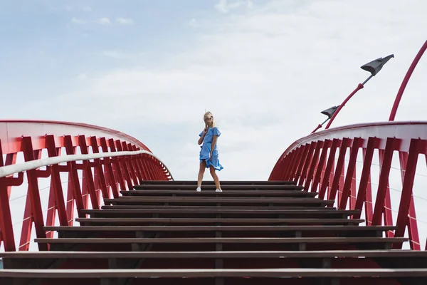 Mooi Meisje Een Blauwe Jurk Poseren Brug — Stockfoto