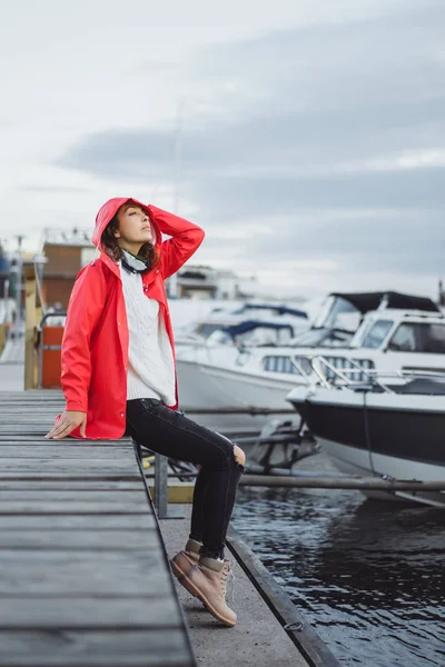 Bella Giovane Donna Con Mantello Rosso Nel Porto Dello Yacht — Foto Stock