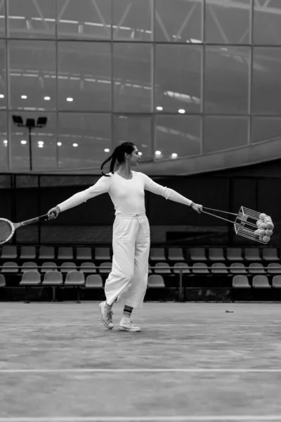 若い女性がテニスをしていて — ストック写真