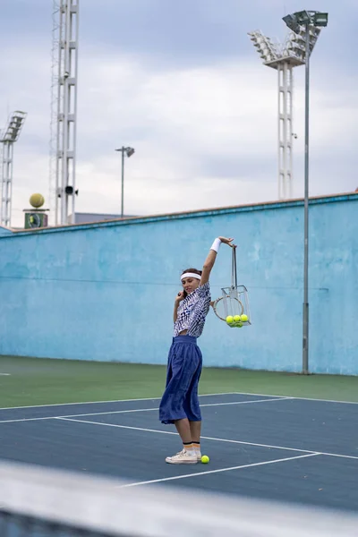 Ung Kvinna Spelar Tennis — Stockfoto