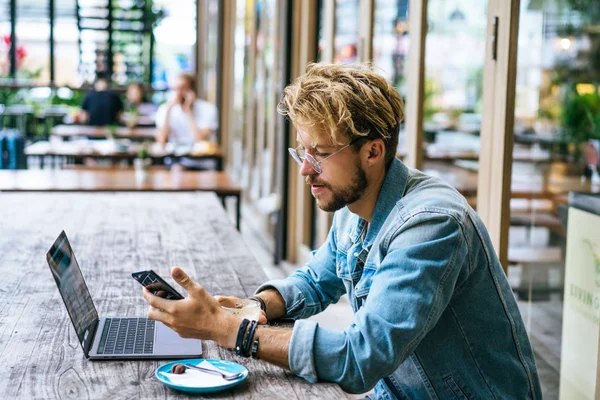 Młody Atrakcyjny Biznes Człowiek Café Działa Laptopie Pije Kawę — Zdjęcie stockowe