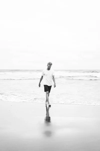 Giovane Uomo Attraente Piedi Lungo Spiaggia Dell Oceano Una Spiaggia — Foto Stock
