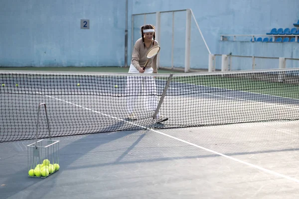 Ung Kvinna Spelar Tennis — Stockfoto