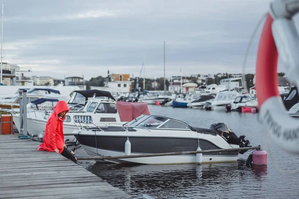 Krásná Mladá Žena Červený Plášť Který Přístavu Jachet Stockholm Švédsko — Stock fotografie