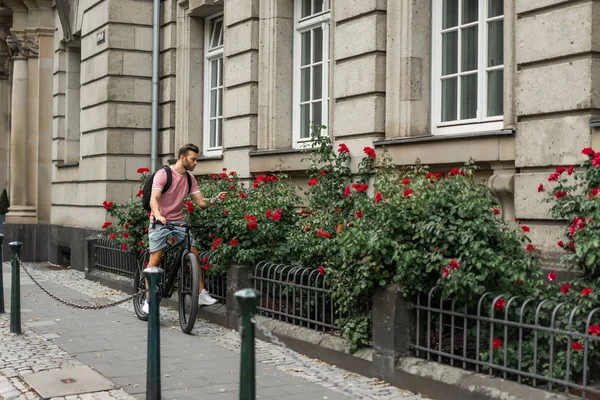 年轻人骑自行车在街上 — 图库照片