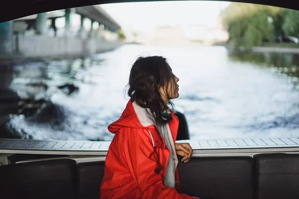 Bela Jovem Mulher Uma Capa Chuva Vermelha Monta Iate Privado — Fotografia de Stock